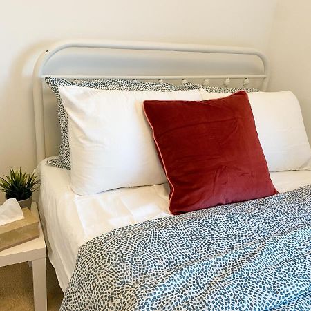 Elegant Rooms In Shared Townhouse Next To Beach 휘트비 외부 사진