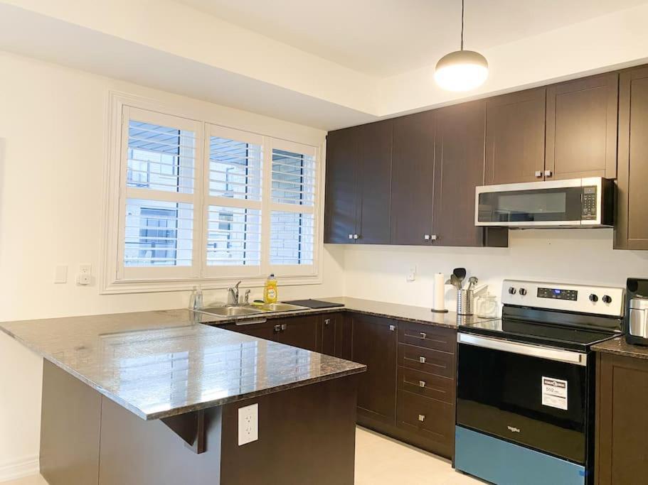 Elegant Rooms In Shared Townhouse Next To Beach 휘트비 외부 사진