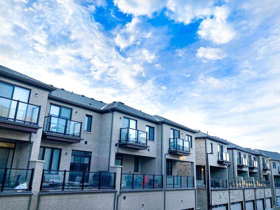 Elegant Rooms In Shared Townhouse Next To Beach 휘트비 외부 사진
