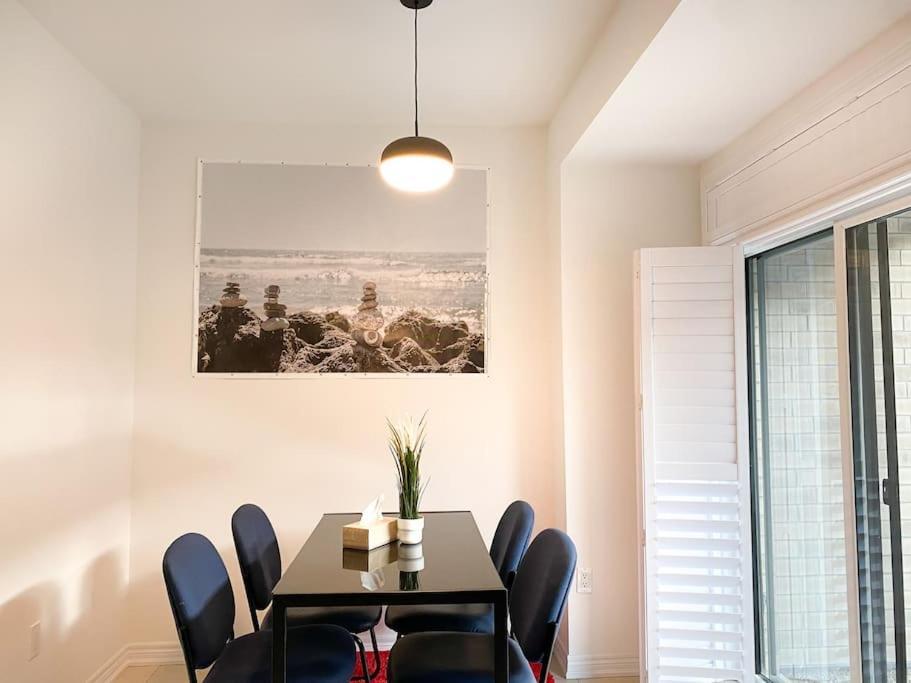 Elegant Rooms In Shared Townhouse Next To Beach 휘트비 외부 사진