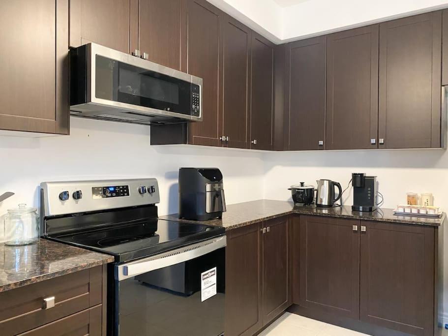 Elegant Rooms In Shared Townhouse Next To Beach 휘트비 외부 사진