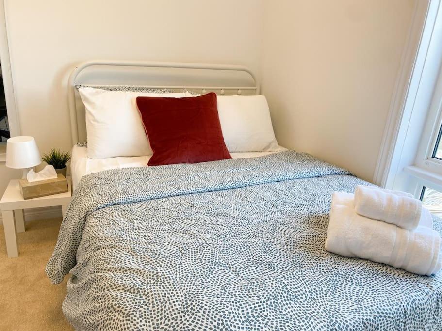 Elegant Rooms In Shared Townhouse Next To Beach 휘트비 외부 사진