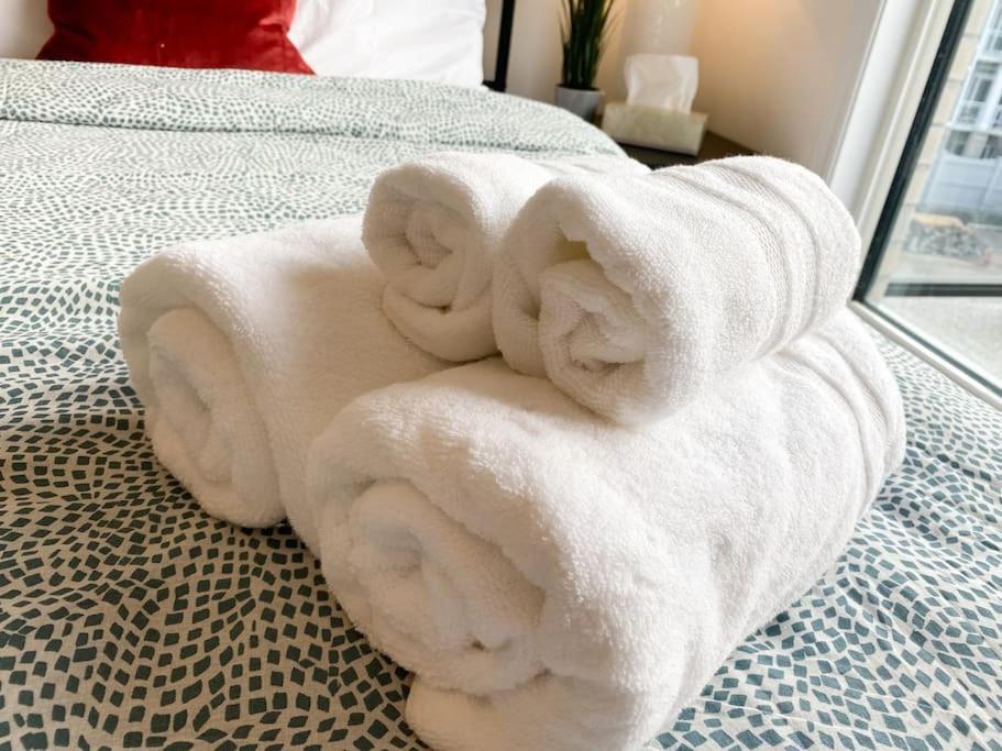 Elegant Rooms In Shared Townhouse Next To Beach 휘트비 외부 사진
