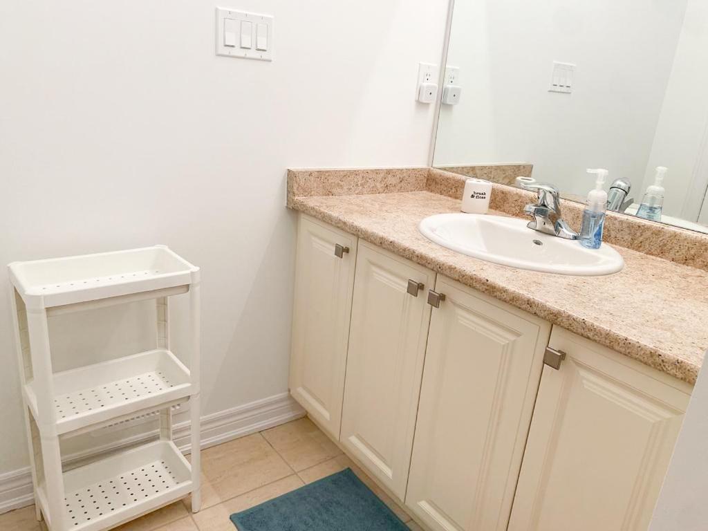 Elegant Rooms In Shared Townhouse Next To Beach 휘트비 외부 사진