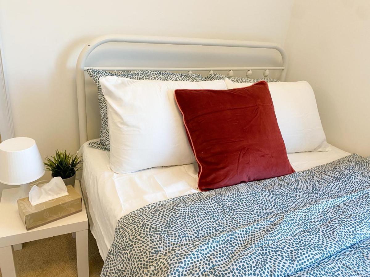 Elegant Rooms In Shared Townhouse Next To Beach 휘트비 외부 사진