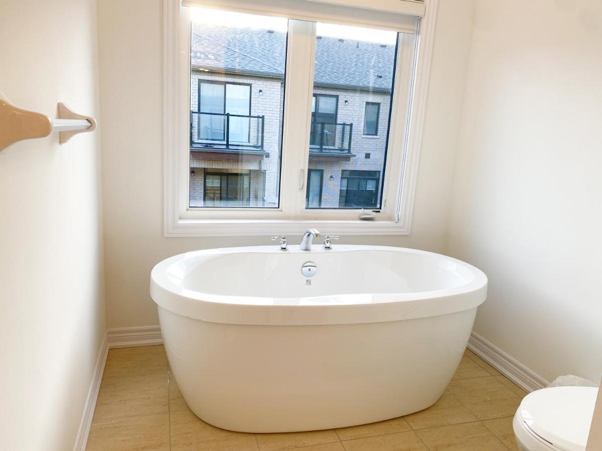 Elegant Rooms In Shared Townhouse Next To Beach 휘트비 외부 사진