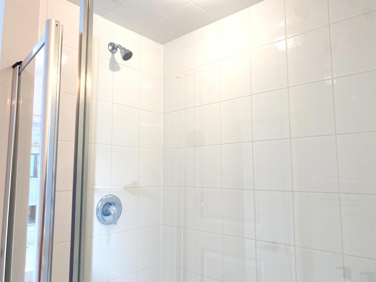 Elegant Rooms In Shared Townhouse Next To Beach 휘트비 외부 사진