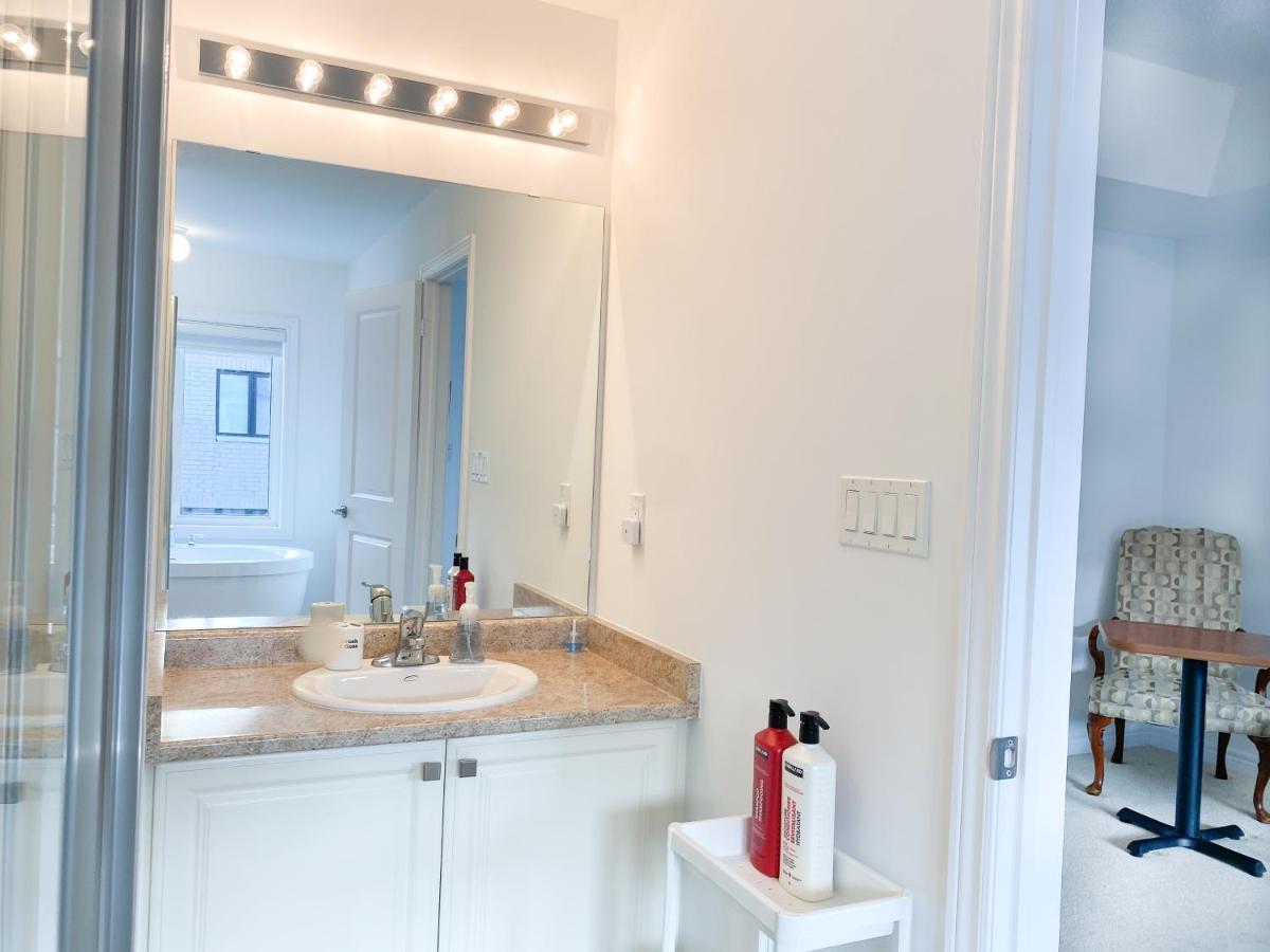 Elegant Rooms In Shared Townhouse Next To Beach 휘트비 외부 사진